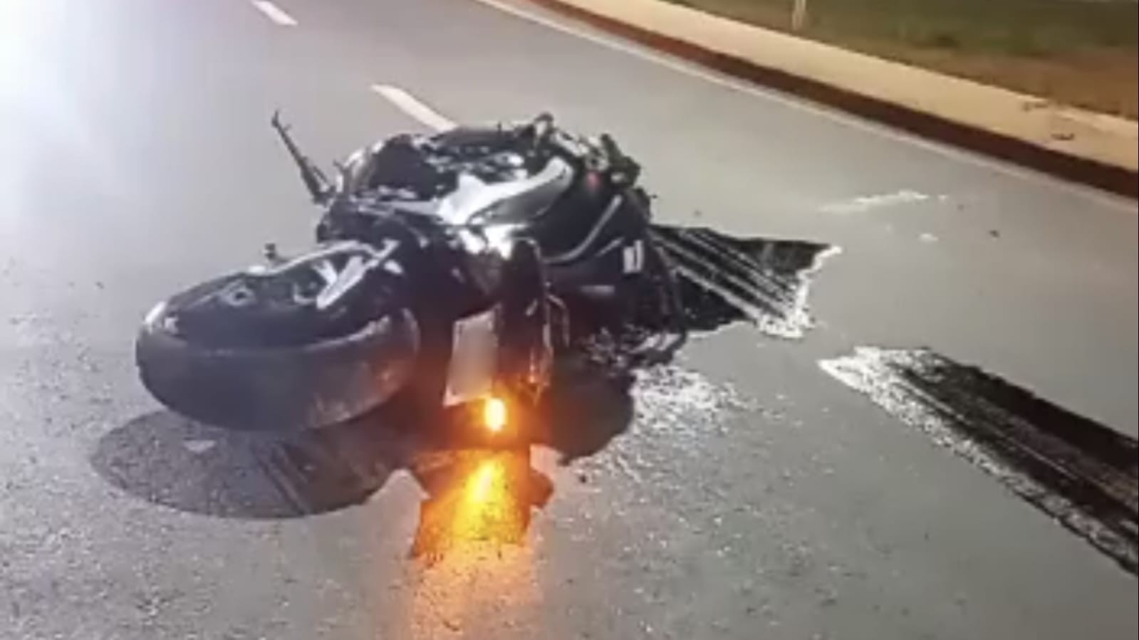 Motociclista morre após colidir em alta velocidade com poste na Rodovia Duca Serra em Macapá