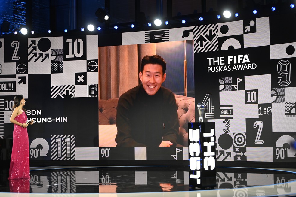 Son comemora no telão o Prêmio Puskás de gol mais bonito do ano no Fifa de Best 2019/20 — Foto: REUTERS/Valeriano Di Domenico