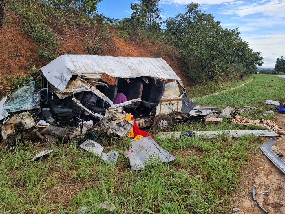 Van ficou completamente destruída após bater em ônibus na BR-251 — Foto: Corpo de Bombeiros