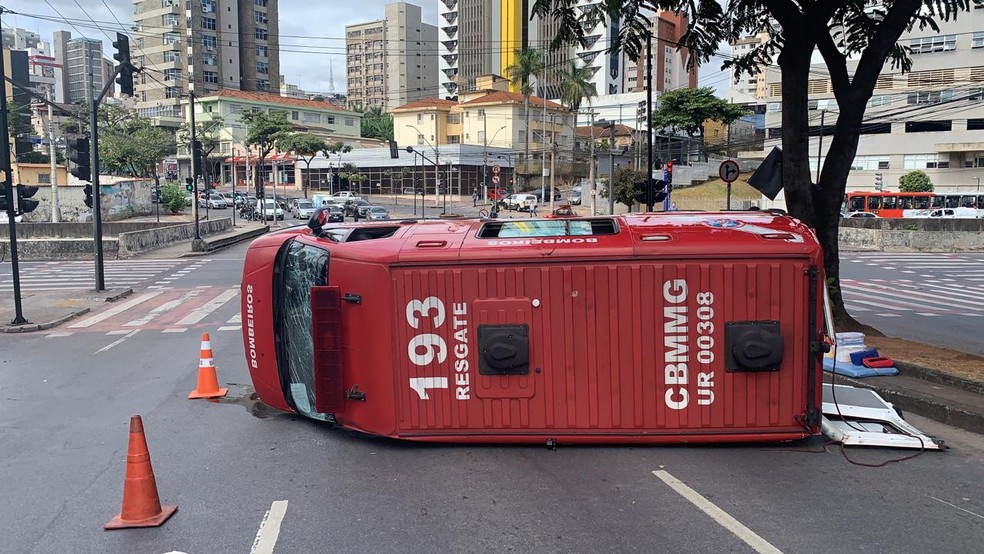 Ambulância dos bombeiros tomba após acidente — Foto: Herbert Cabral/TV Globo