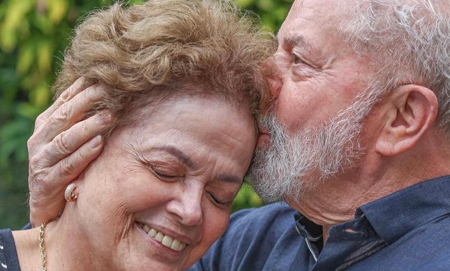 Dilma e Lula posam para foto depois de encontro em São Paulo