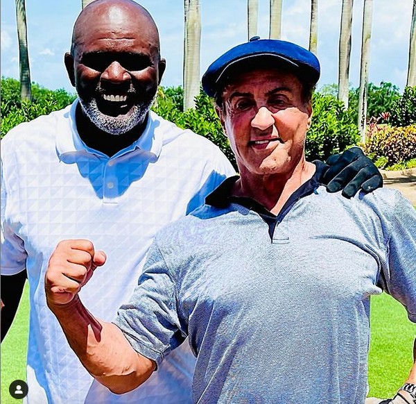 Sylvester Stallone com o ex-jogador de futebol americano Lawrence Taylor no clube de Donald Trump na Flórida (Foto: Instagram)
