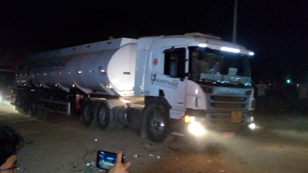 Caminhões-tanques foram liberados após desbloqueio de acesso do terminal (Foto: José Marcelo/G1 PI)
