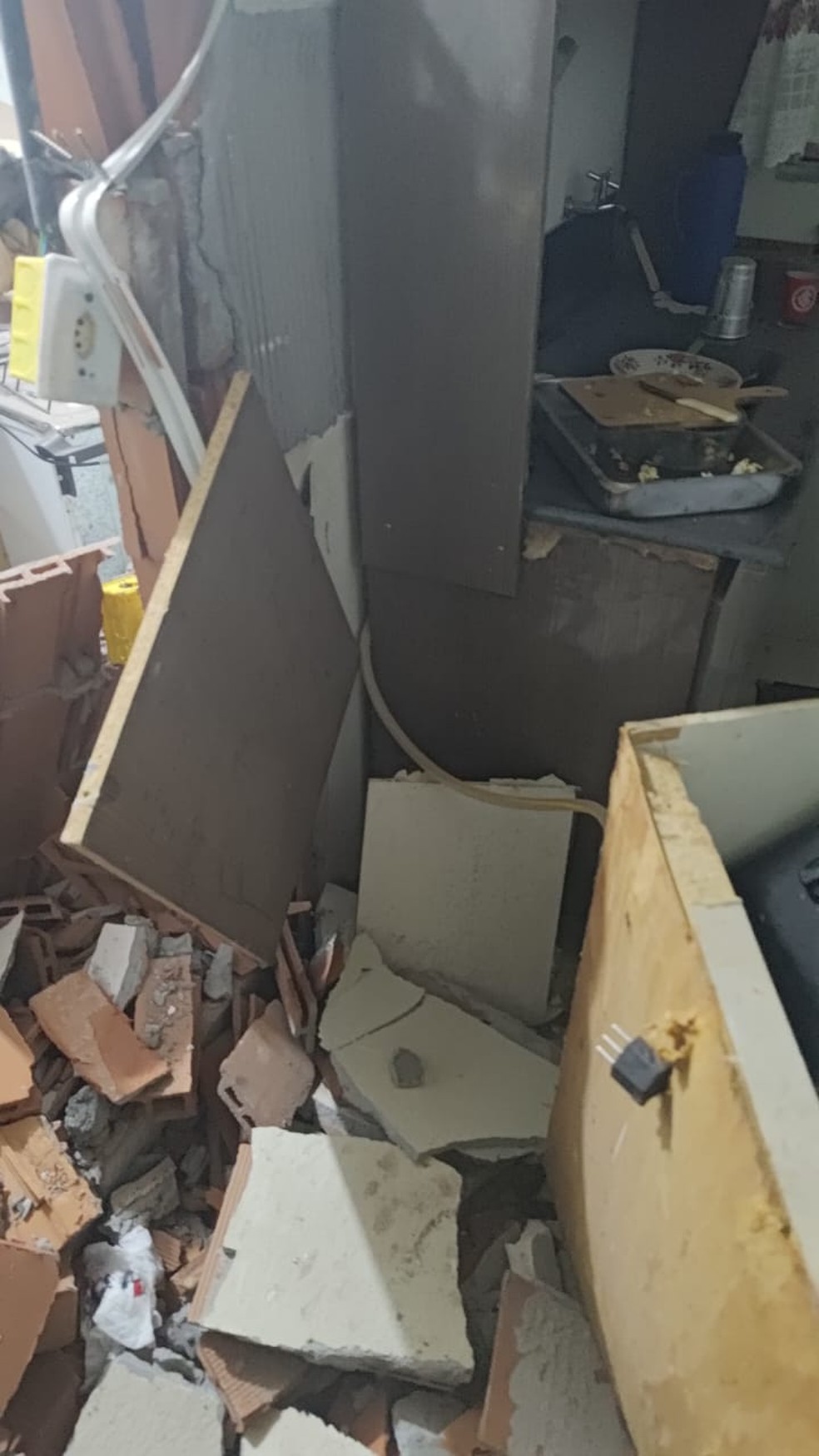 Explosão abre buraco entre dois apartamentos — Foto: Corpo de Bombeiros/Divulgação