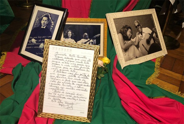 Caixão de Beth Carvalho foi decorado com a bandeira da Mangueira e porta-retratos com fotos da carreira e uma carta de Lula (Foto: QUEM)