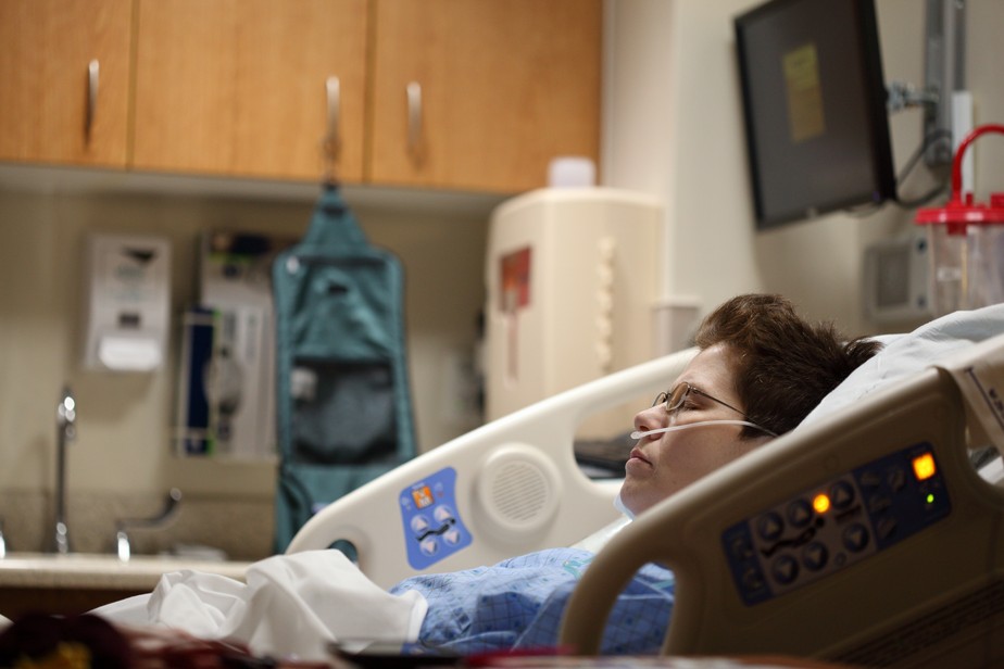 Pessoa internada no hospital com cânula de oxigênio. Foto: Unsplash
