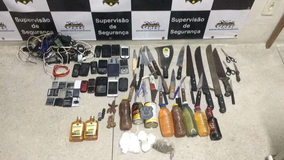 Policiais encontraram armas, celulares e drogas em presídio do Recife (Foto: Sindasp/Divulgação)