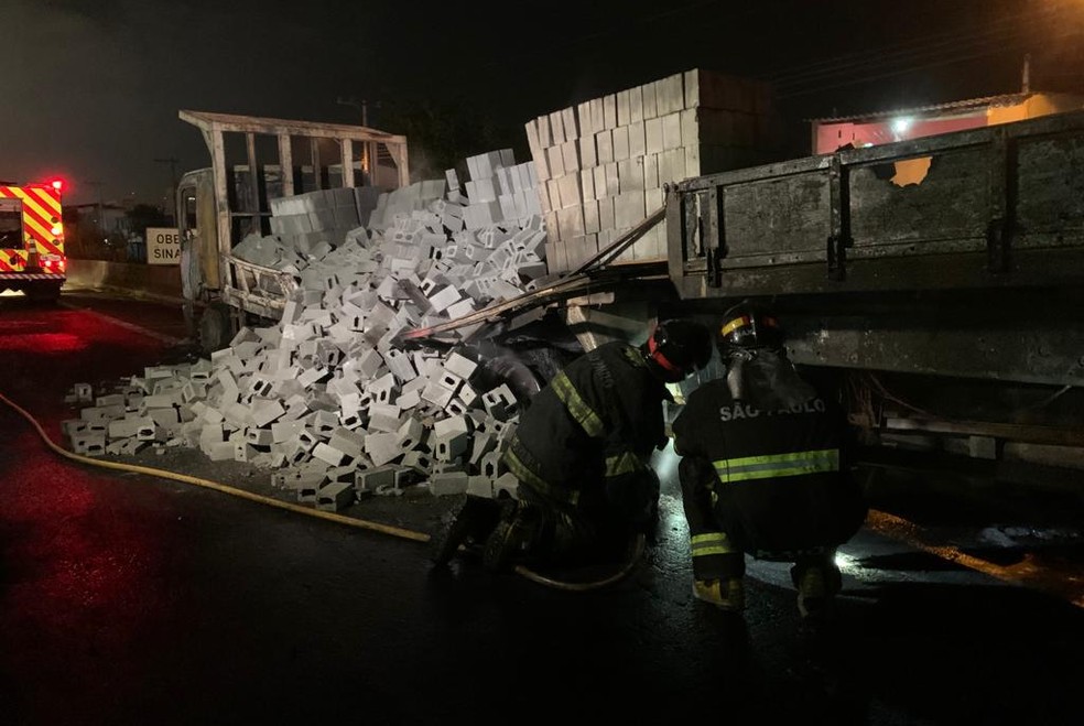Caminhão com blocos de concreto pegou fogo em Mongaguá, SP — Foto: Luciana Moledas/g1 