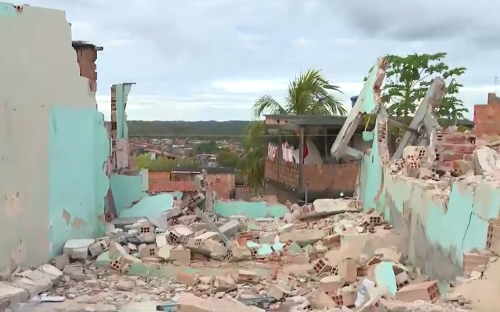 Im&oacute;veis ser&atilde;o demolidos pela Defesa Civil de Cama&ccedil;ari &mdash; Foto: Reprodu&ccedil;&atilde;o/TV Bahia