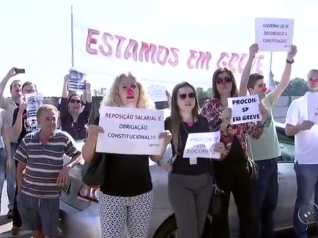 Funcionários do Procon protestam em visita do governador (Foto: Reprodução / TV TEM)