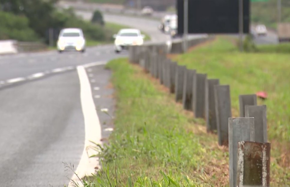 Barreiras de proteção da BR-277 são furtadas da rodovia na região de Campo Largo — Foto: Reprodução/RPC