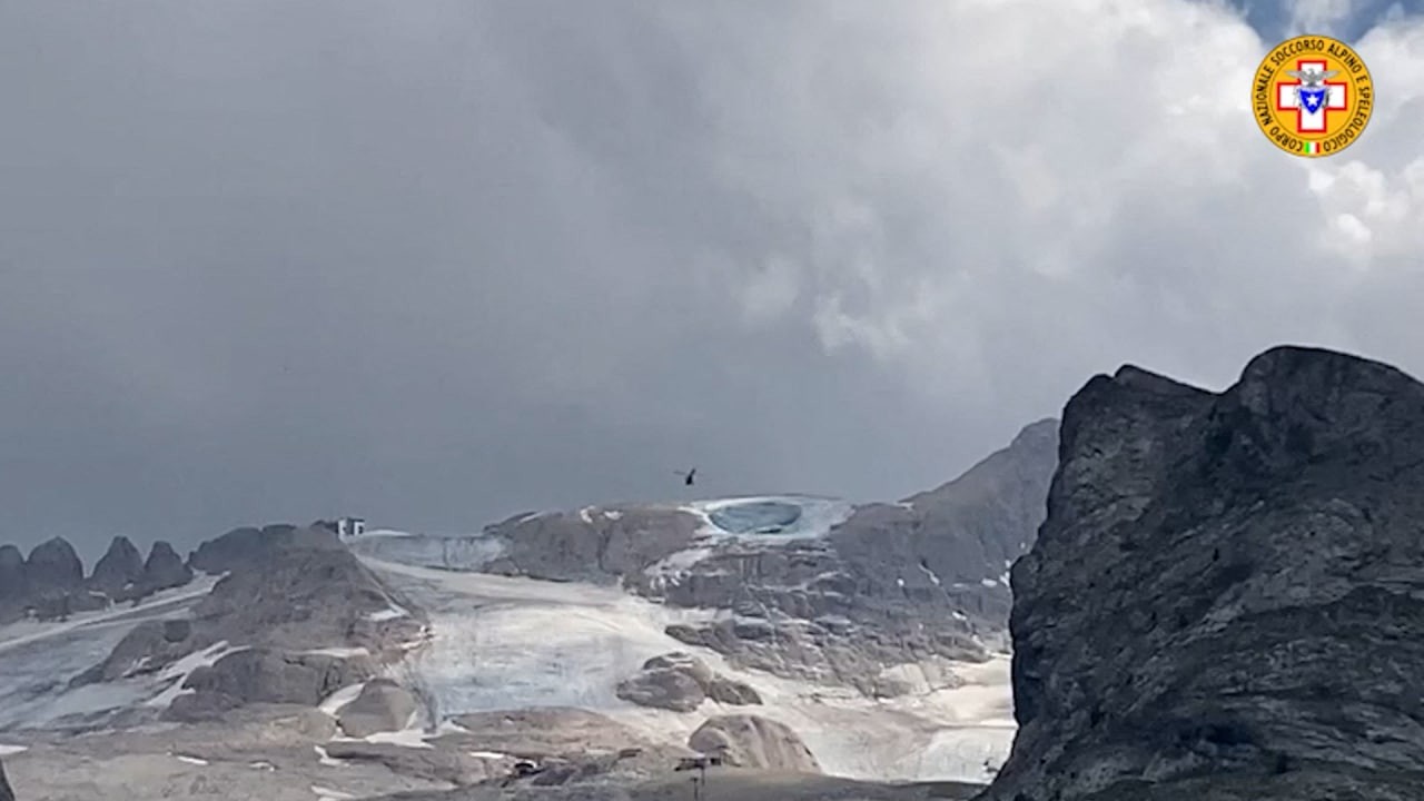 Segundo as informações do Socorro Alpino, uma enorme placa de gelo se desprendeu próxima a Punta Rocca, provocando uma intensa avalanche de neve e gelo — Foto: Socorro Alpino / AFP