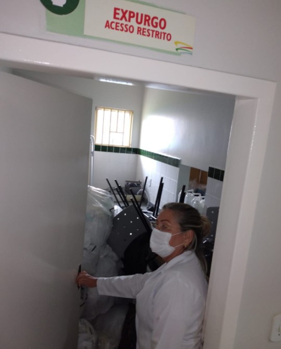 Lixo hospitalar está sendo armazenado dentro do expurgo da USB — Foto: CRM-AC/Divulgação