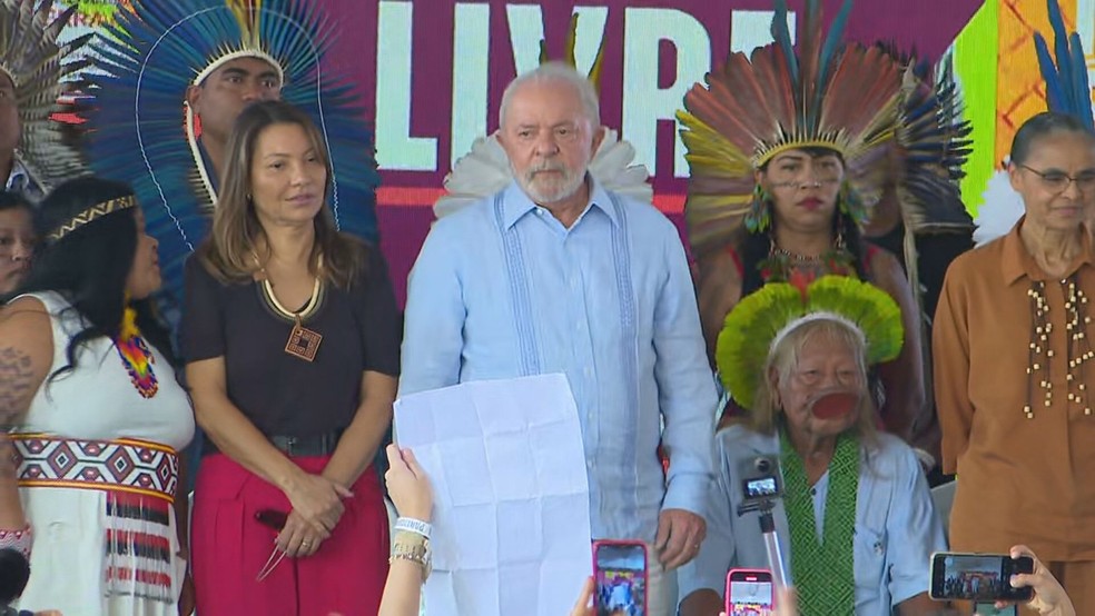 Presidente Lula participa do encerramento do Acampamento Terra Livre — Foto: TV Globo/Reprodução