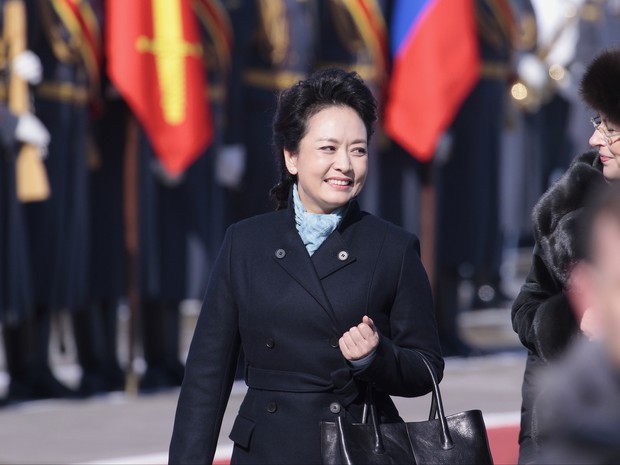 Putin veste casaco em primeira-dama chinesa e causa polêmica