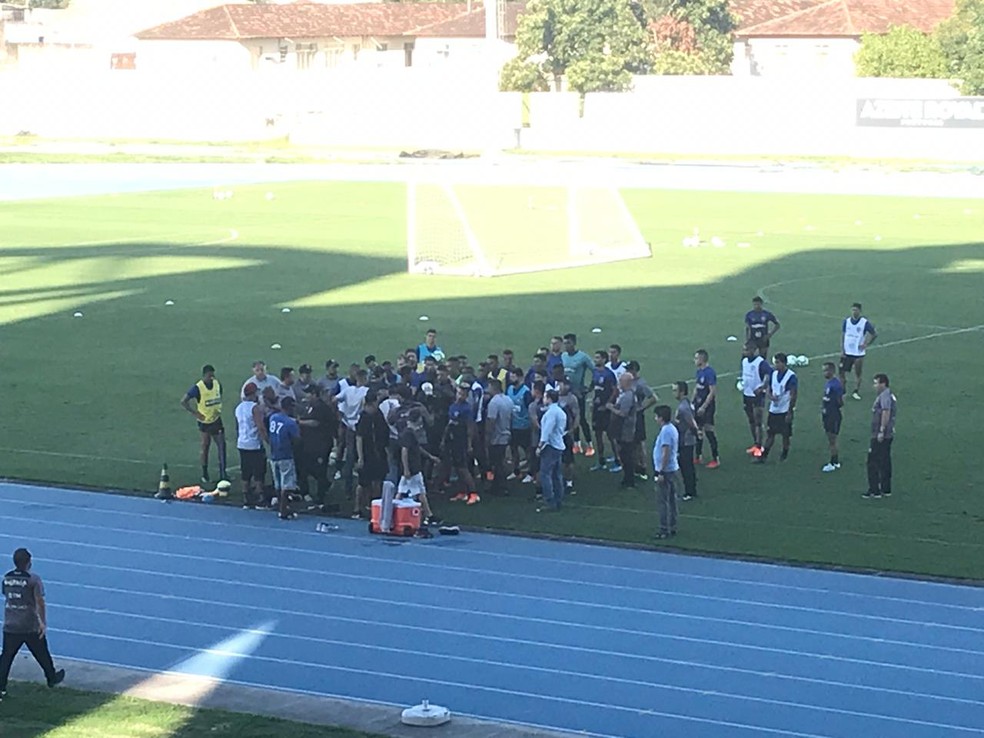 Torcedores invadiram o campo anexo do Nilton Santos e discutiram com os jogadores — Foto: Izadora Peres