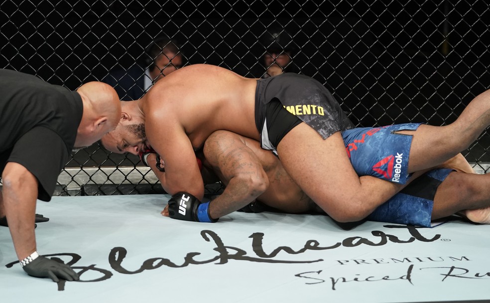 Rodrigo Zé Colméia finaliza Don'Tale Mayes com um mata-leão no UFC: Overeem x Harris — Foto: Getty Images