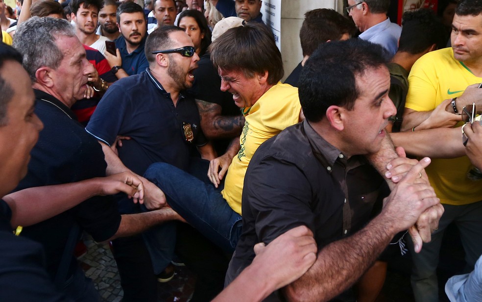 Bolsonaro  retirado s pressas por seguranas aps ataque em Juiz de Fora (Foto: Fbio Motta/Estado Contedo)