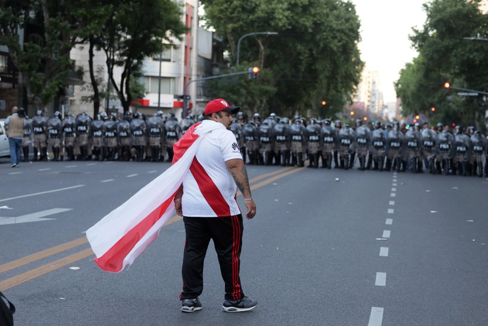 ApÃ³s o adiamento do jogo, torcedores do River entraram em confronto com a polÃ­cia â€” Foto: Alberto Raggio/Reuters