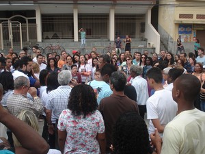Moradores protestam descaso da polícia em Barra do Piraí (Foto: Ana Cláudia Gonçalves/G1)