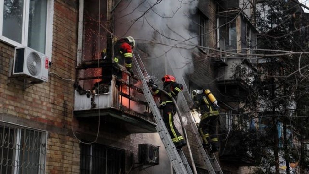 Bombeiros trabalham para apagar incêndio em prédio residencial em Kiev, na Ucrânia — Foto: Reuters