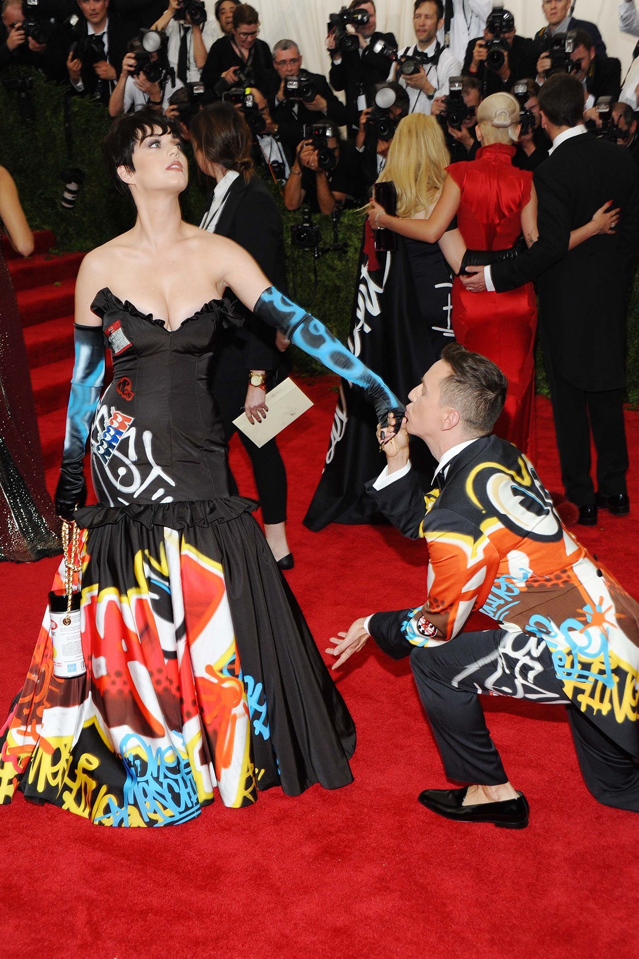 Jeremy Scott e Katy Perry vestindo peças da controversa coleção (Foto: Getty Images)