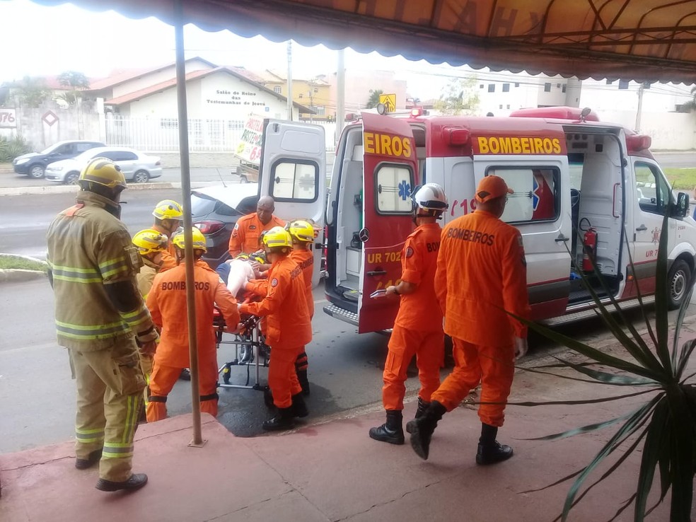 Motorista de 18 anos foi atendida pelos bombeiros e levada para o HRT — Foto: CBMDF/ Divulgação