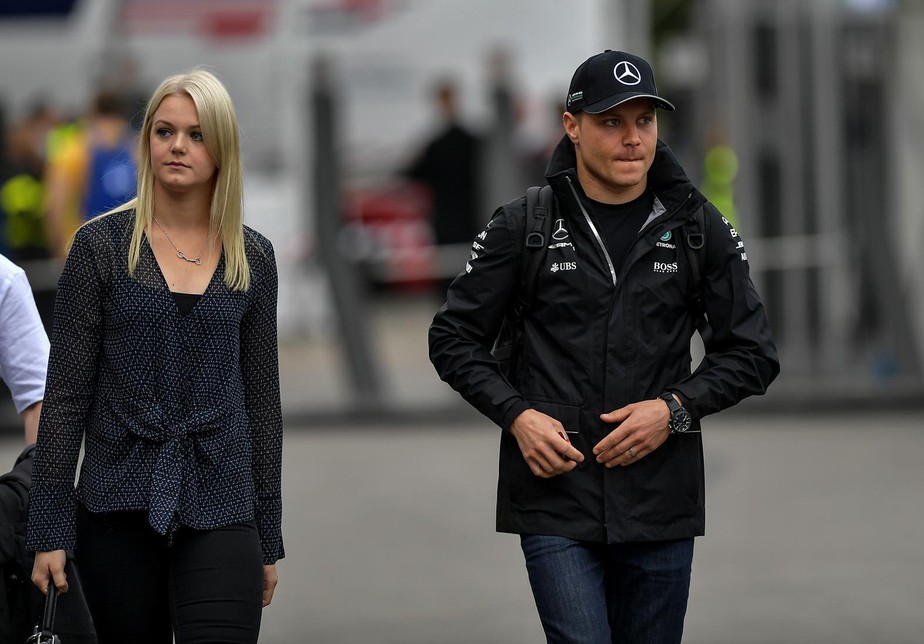Valtteri Bottas anuncia divórcio de nadadora; na pista, troca de motor fará piloto largar em último