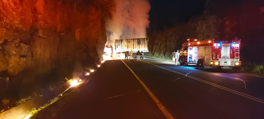 Estradas foram incendiadas durante ataque em Guarapuava — Foto: Reprodução