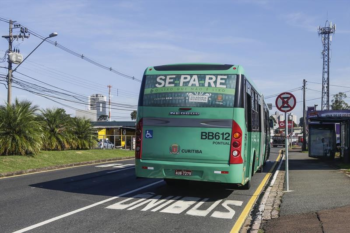 Resultado de imagem para onibus na rua mario tourinho curitiba