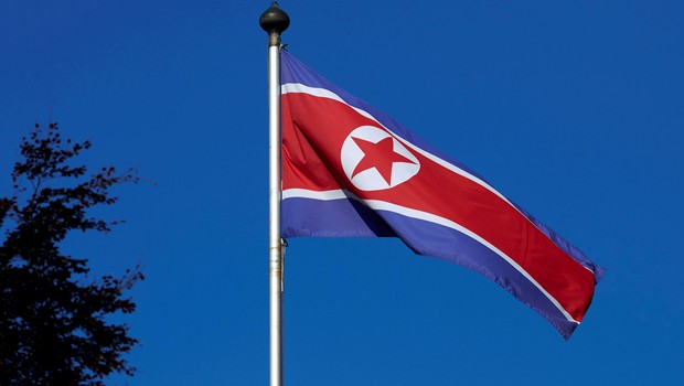 Bandeira norte-coreana na Missão Permanente da Coreia do Norte em Genebra (Foto: Denis Balibouse/File Photo/Reuters)