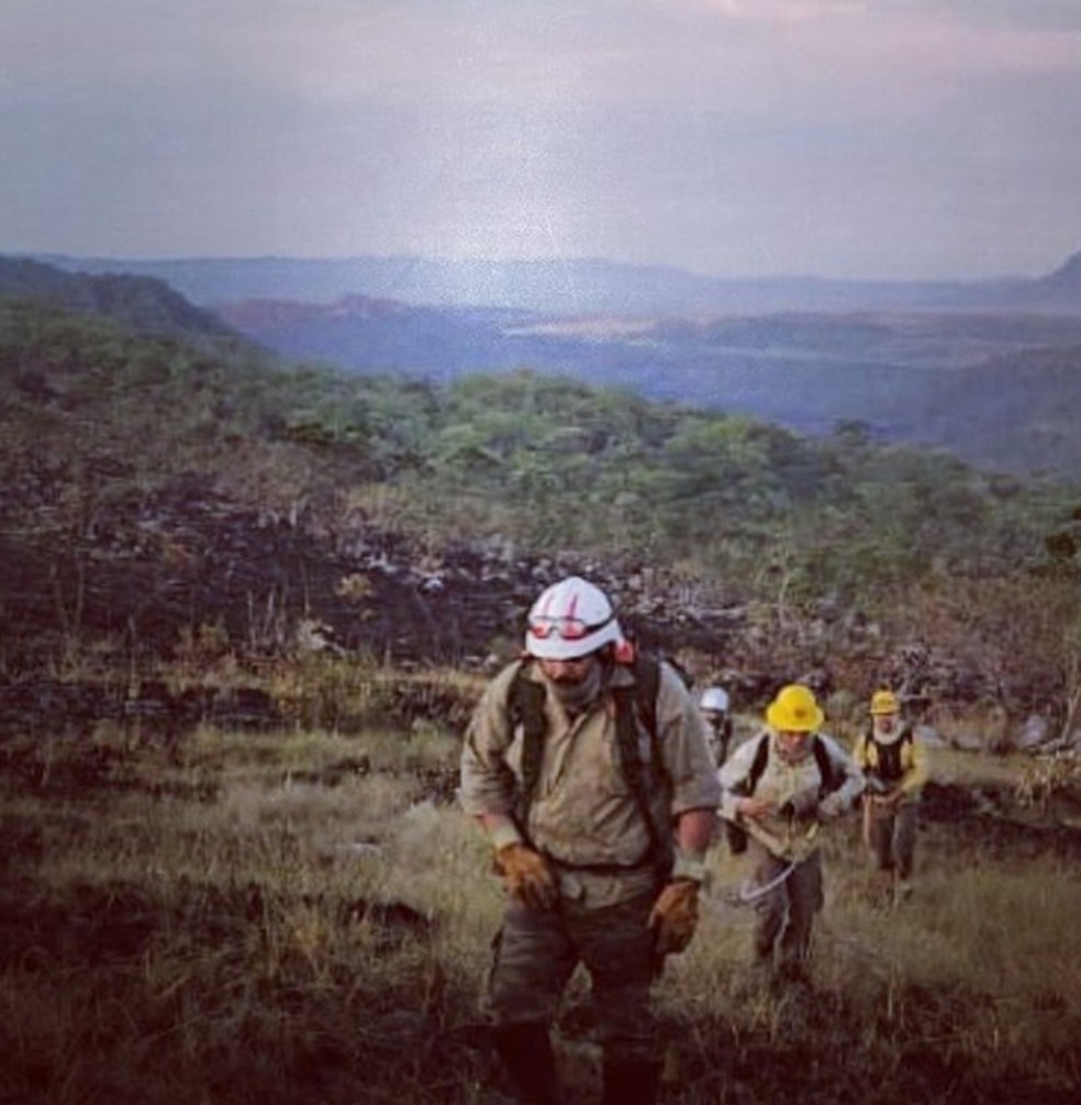 Brigadista do DF Rodrigo Amaral no combate à incêndio — Foto: Arquivo pessoal