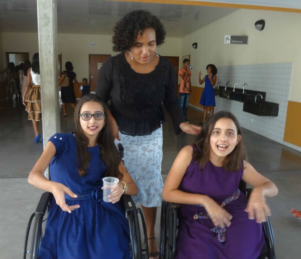 Jovens começaram usando andadores, depois passaram a usar cadeira de rodas (Foto: Arquivo Pessoal)