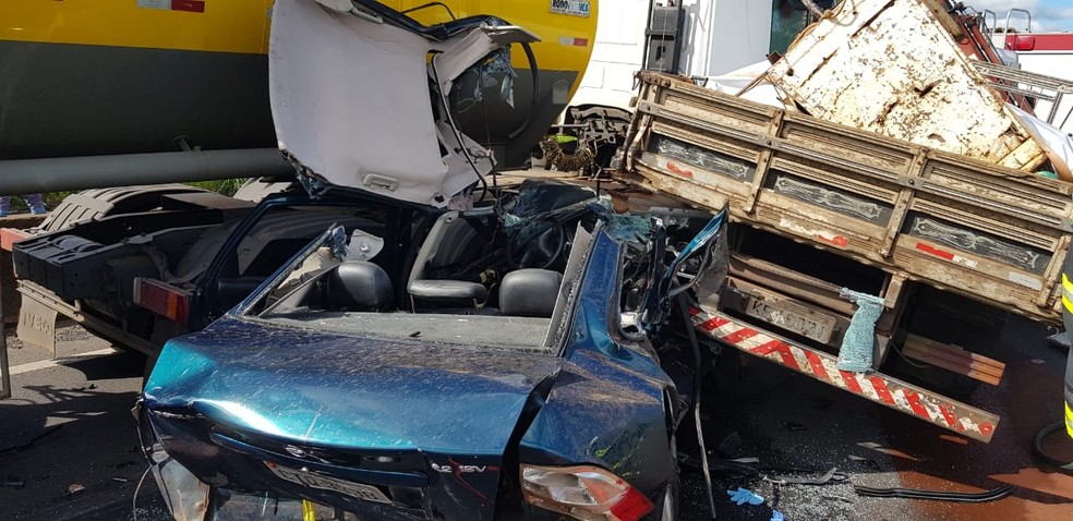 Acidente com quatro veículos deixa feridos em rodovia  — Foto: Divulgação/Corpo de Bombeiros