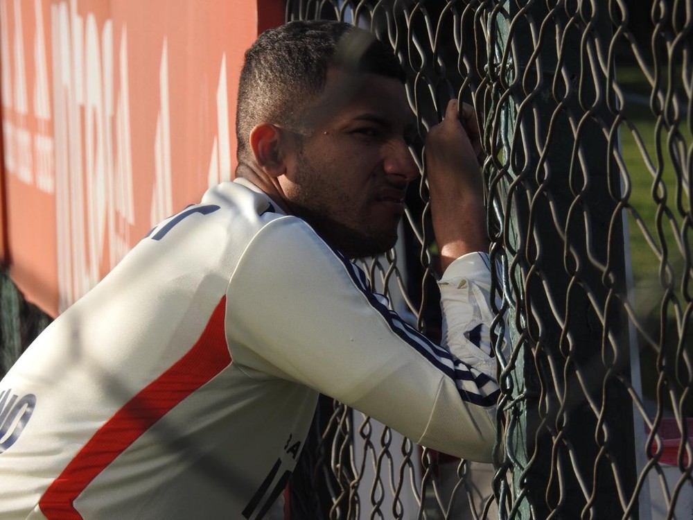 [COMENTE]: Se Rojas voltar 100%, ele é titular absoluto do São Paulo?