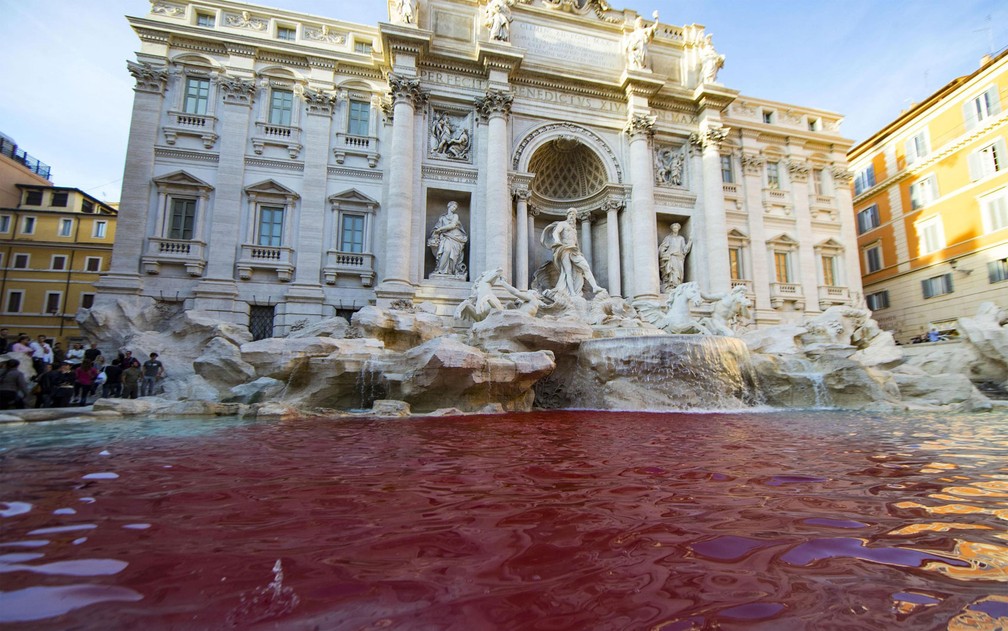 As águas da Fontana di Trevi, em Roma, após o ativista Graziano Cecchini despejar tinta vermelha no local, na quinta-feira (26) (Foto: Massimo Percossi/ANSA via AP)