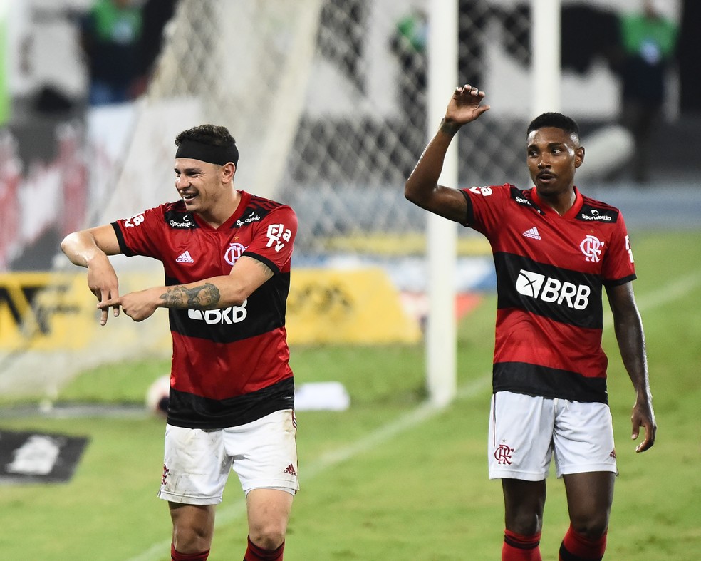 Hugo Moura, autor do segundo gol, faz o "A" de Arthur, filho de 11 meses. Vitinho comemora mais uma vit&oacute;ria do Flamengo no Carioca &mdash; Foto: Andr&eacute; Dur&atilde;o