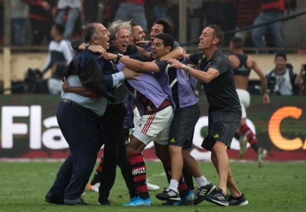 Jorge Jesus e membros da comisso tcnica celebram ttulo da Libertadores com Marcos Braz  Foto: Alexandre Vidal / Flamengo