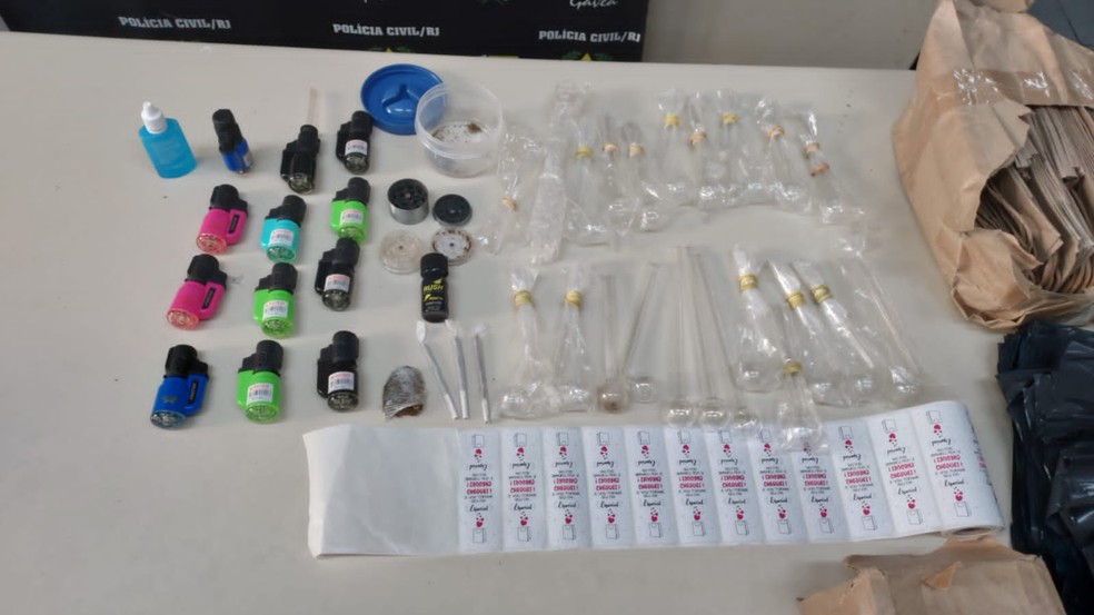 Apreensões da polícia nas casas dos acusados incluem material para endolação, cachimbos e isqueiros, além de drogas — Foto: Divulgação/Polícia Civil