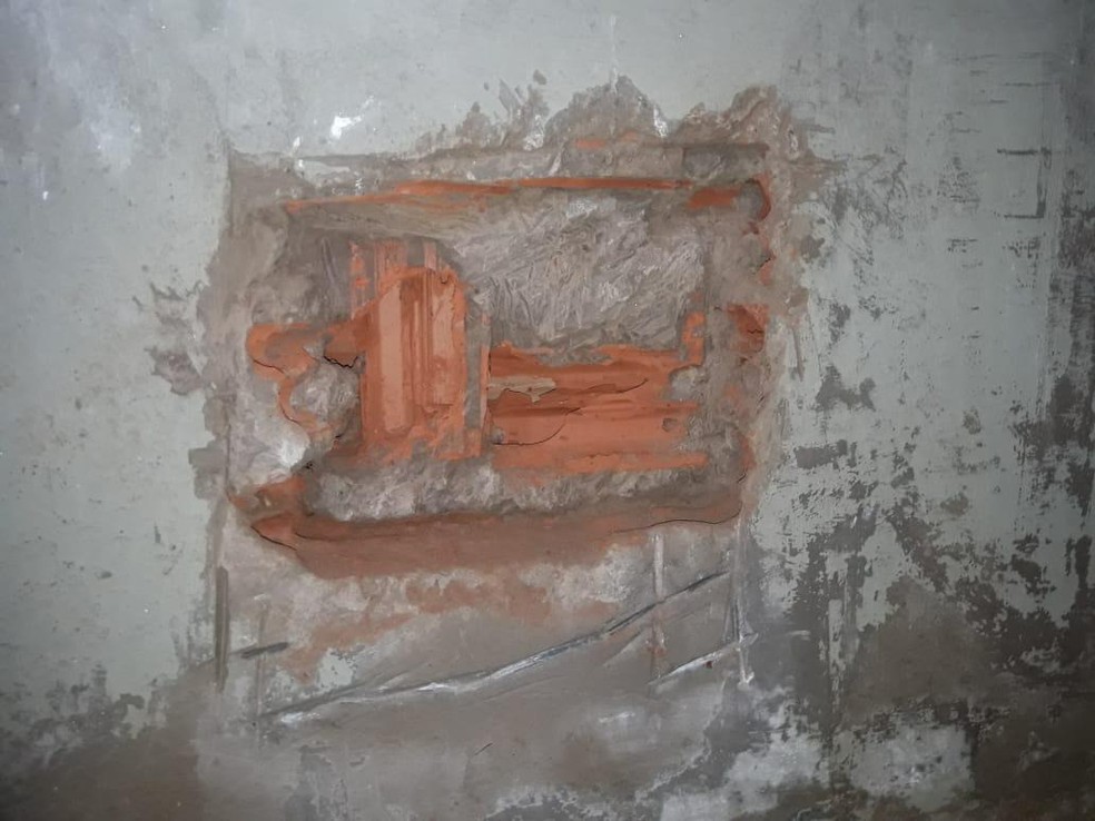 Sete detentos foram flagrados por policiais penais quando faziam buraco em parede. — Foto: Divulgação/Iapen