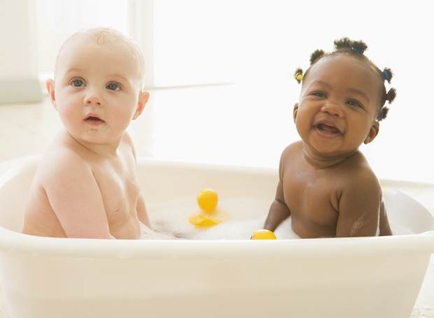 Banho deve ser rápido para não ressecar a pele do bebê (Foto: Thinkstock)