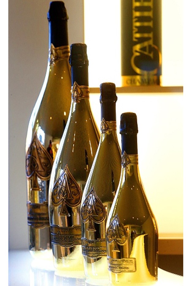Os muitos tamanhos das garrafas do champanhe Armand de Brignac. Jay-Z comprou a marca em novembro de 2014.  (Foto: Getty Images)