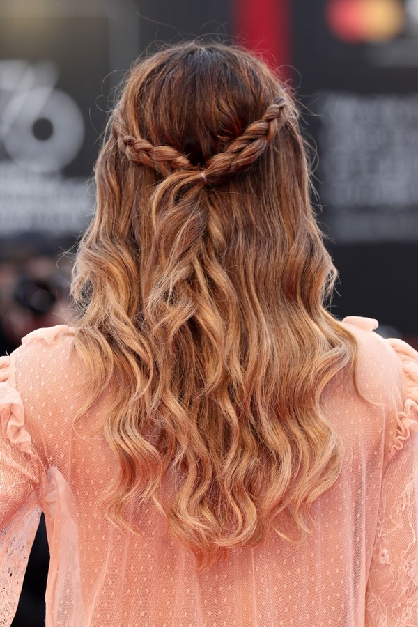VENICE, ITALY - SEPTEMBER 02: Giulia Elettra Gorietti, hair detail, walks the red carpet ahead of the "Martin Eden" screening during the 76th Venice Film Festival at Sala Grande on September 02, 2019 in Venice, Italy. (Photo by Vittorio Zunino Celotto/Get (Foto: Getty Images)