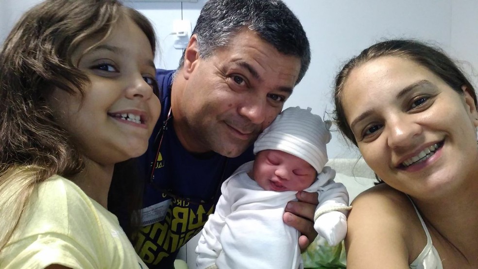 Matheus com o pai, a mãe e a irmã, Jéssica, que ajudou no parto (Foto: Divulgação/ Guarda Municipal do Rio)