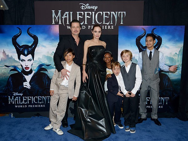 Angelina Jolie e Brad Pitt com os filhos (Foto: Getty Images)