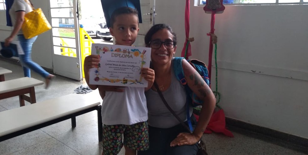 Escola em que Gabriel estuda preparou apresentação inclusiva para a mãe Fernanda, deficiente auditiva.  — Foto: Paula Moreira/G1