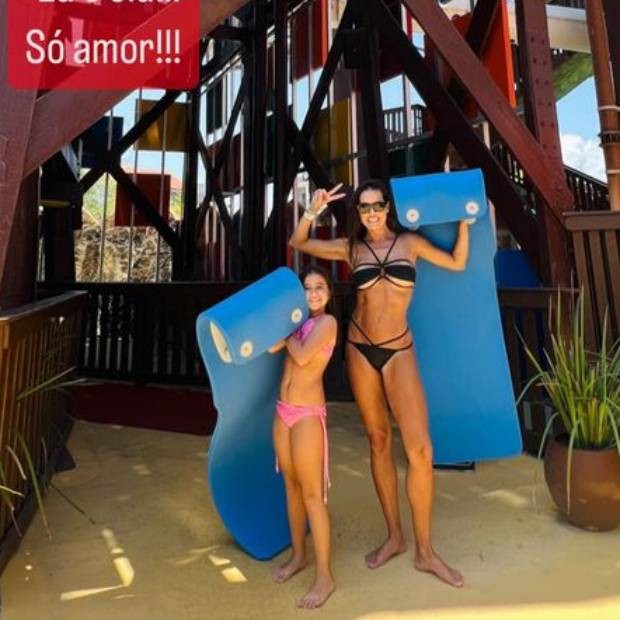 Deborah Secco curte parque aquático com a filha, Maria Flor (Foto: Reprodução/Instagram)