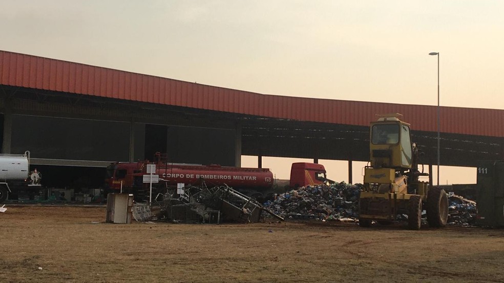 Montanha de produtos retirados com a ajuda de retroescavadeira em local de incêndio — Foto: Luana Rodrigues/TV Morena