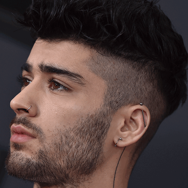 Zayn Malik é um dos caras mais estilosos da atualidade e curte um piercing na orelha (Foto: Imagem: Getty Images / Arte: Iago Francisco)