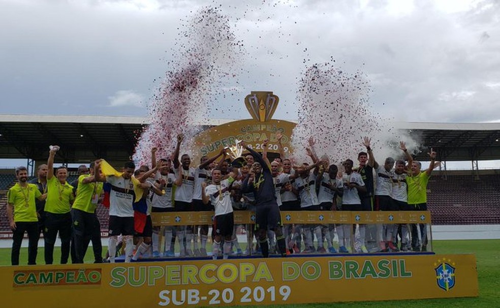 Sub-20 do Flamengo comemora o último título da base, a Supercopa do Brasil — Foto: Mariana Sá / CBF